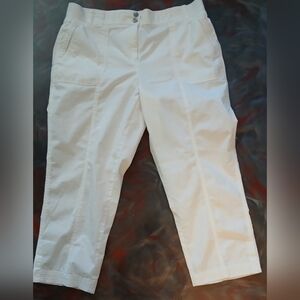Chico's white Capri/Cropped Pants Chico's size 1 (US 8 Medium)